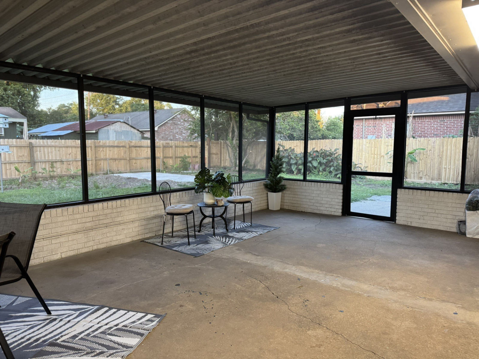 Screened Patio — Full View